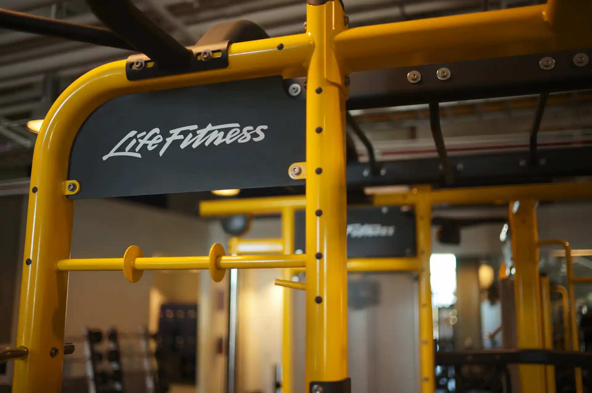 Detalle de un rack amarillo con el logotipo de Life Fitness en UC Berkeley