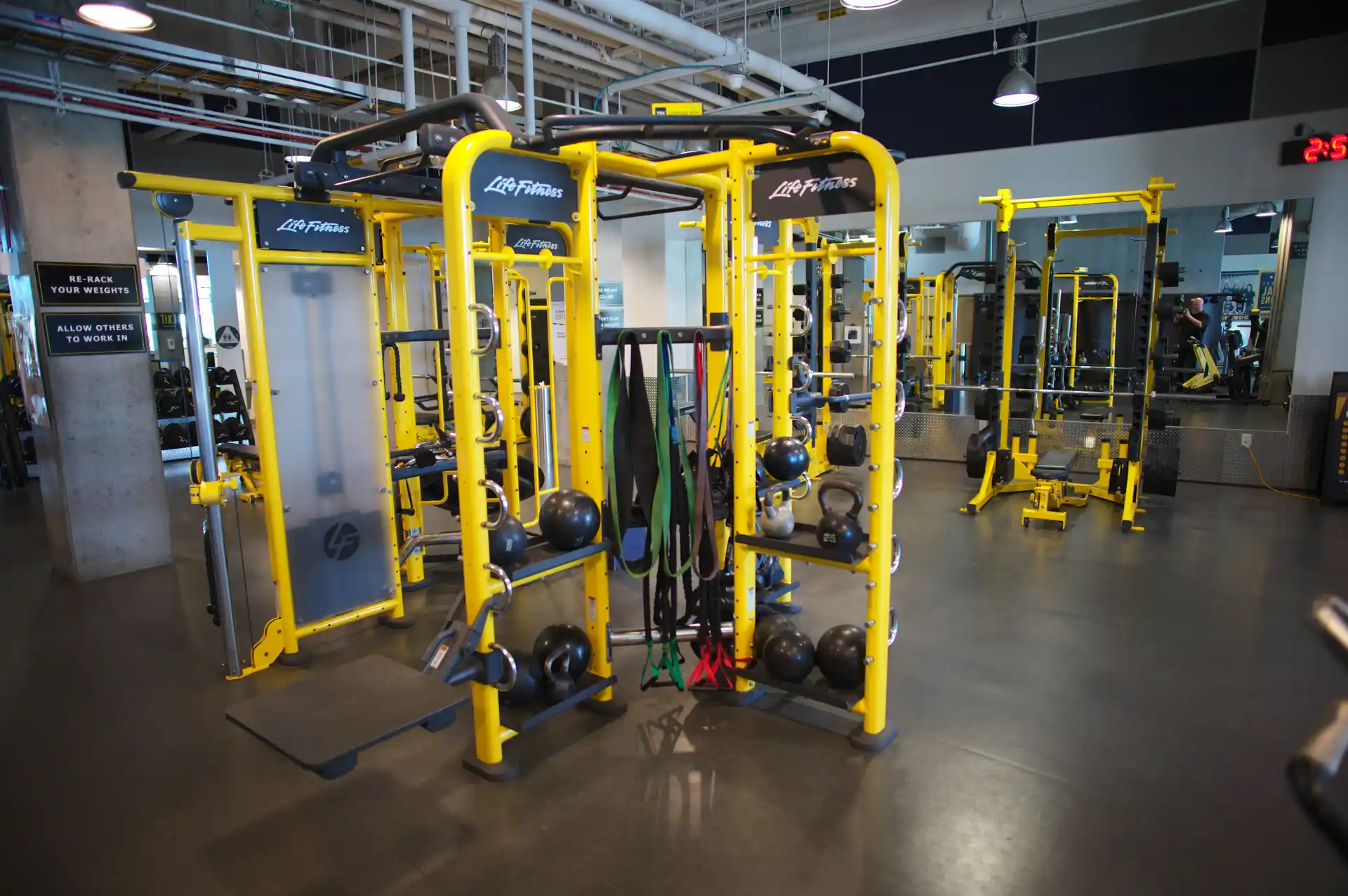 Estructura de entrenamiento funcional con kettlebells y bandas en UC Berkeley