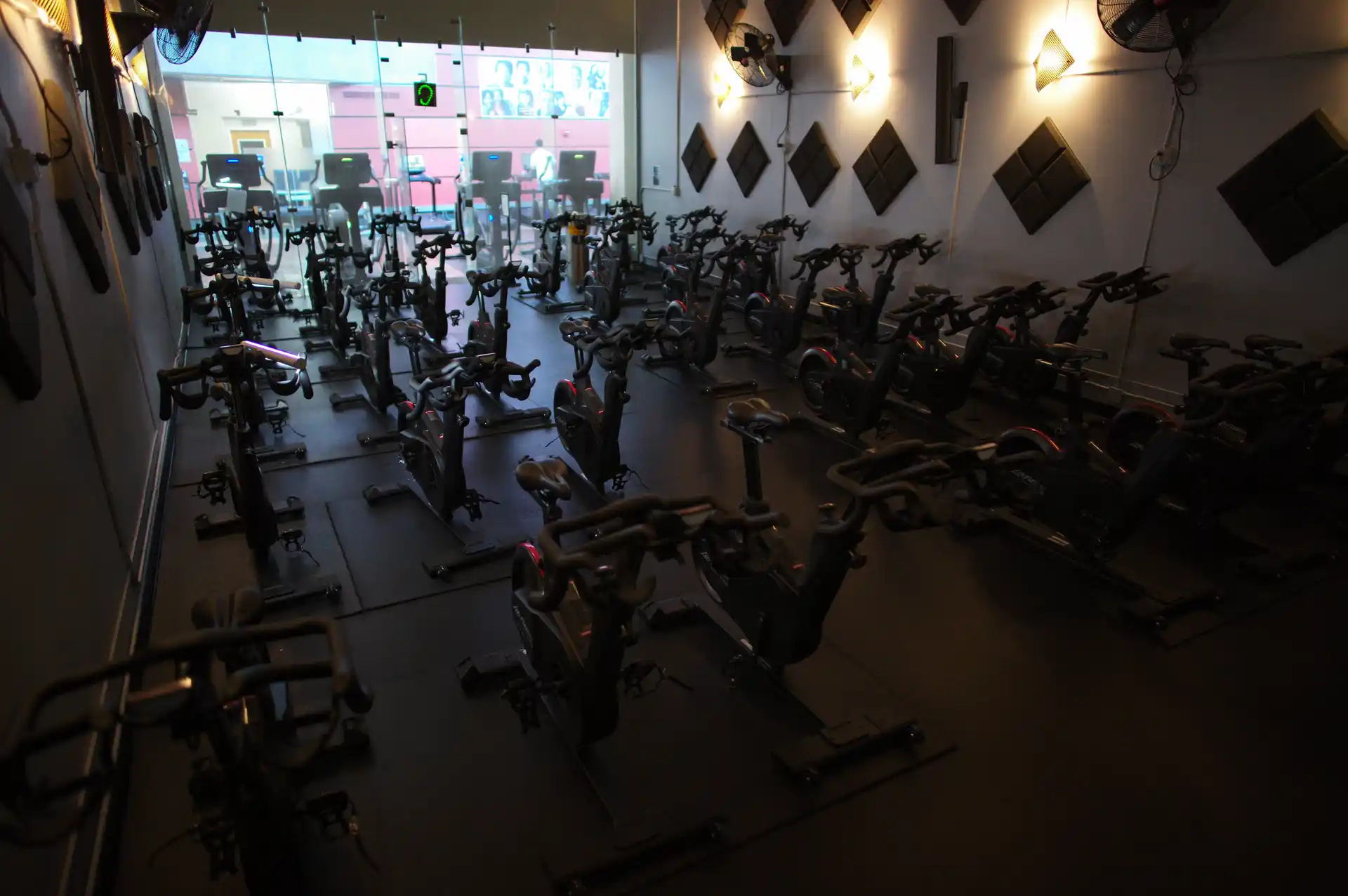 Sala de ciclismo indoor con bicicletas en UC Berkeley