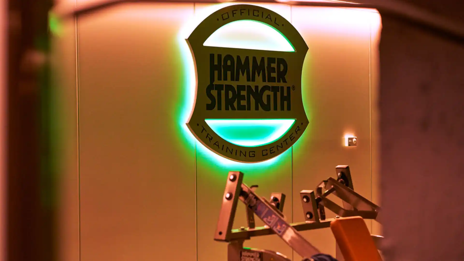 Rótulo de Hammer Strength sobre equipos de fuerza en AltaFit Torre Picasso
