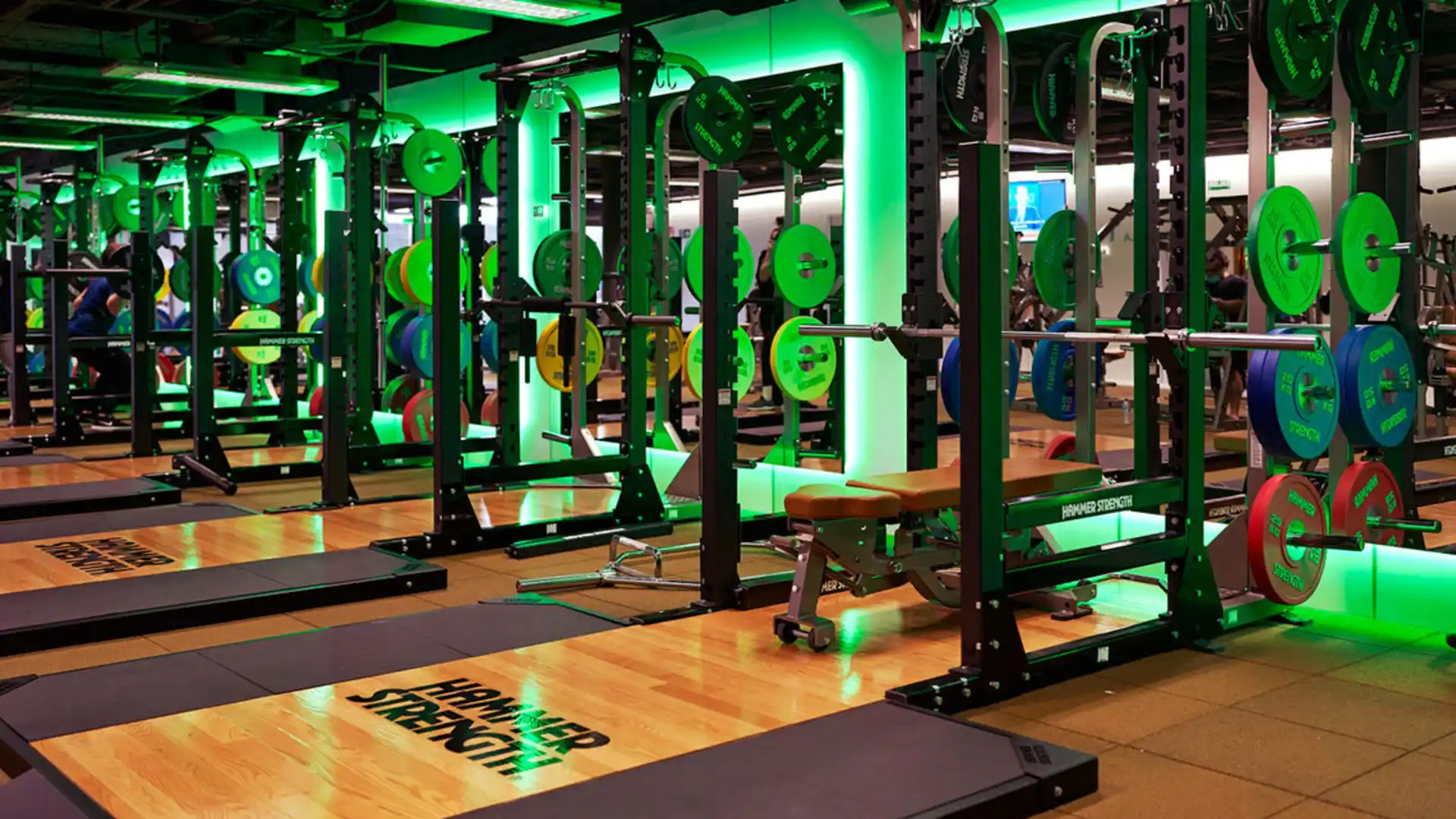 Zona de peso libre con racks Hammer Strength de AltaFit Torre Picasso, en Madrid